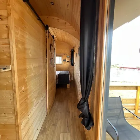 La Roulotte Des Bougnats Lodge *